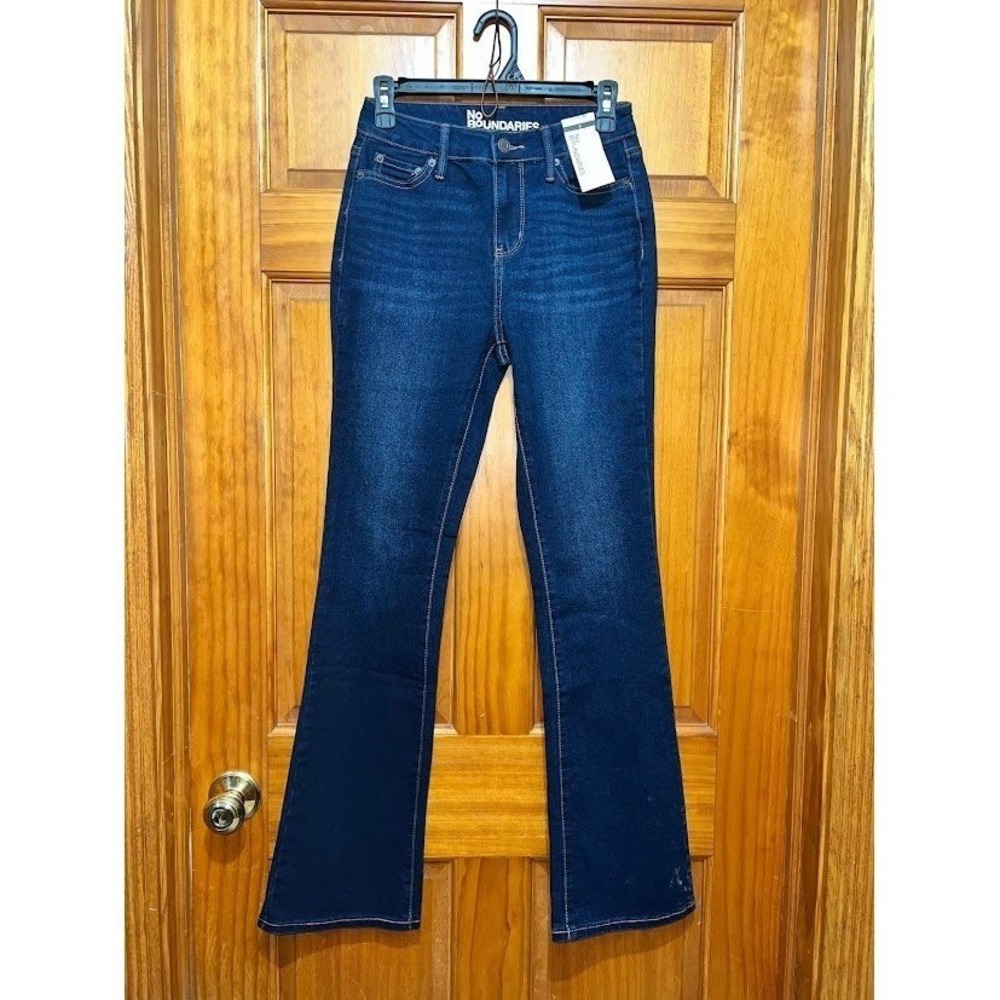 No Boundaries Mid Rise Bootcut Jeans Dark Wash Slim Fit Size 4 -32‎ Inseam